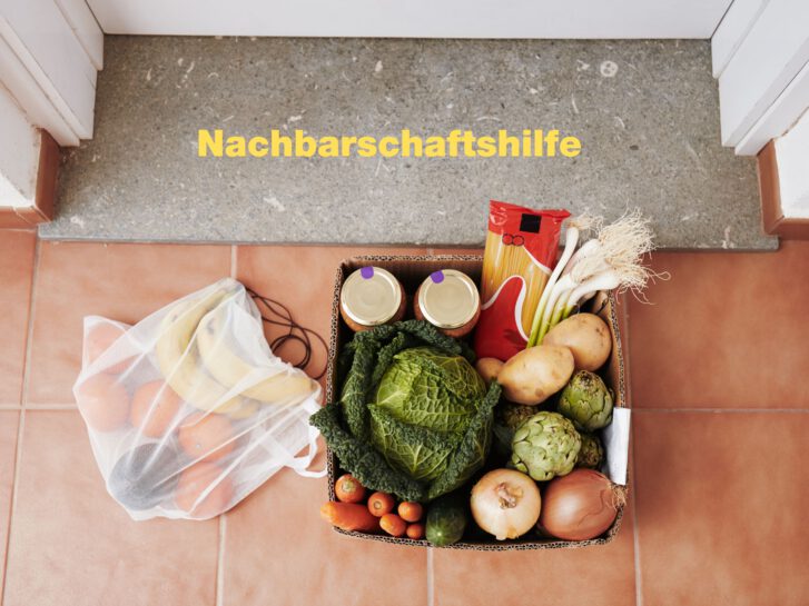 Ein Karton mit Essen und eine Obstbeutel liegen vor einer Haustür. Auf der Schwelle steht das Wort Nachbarschaftshilfe