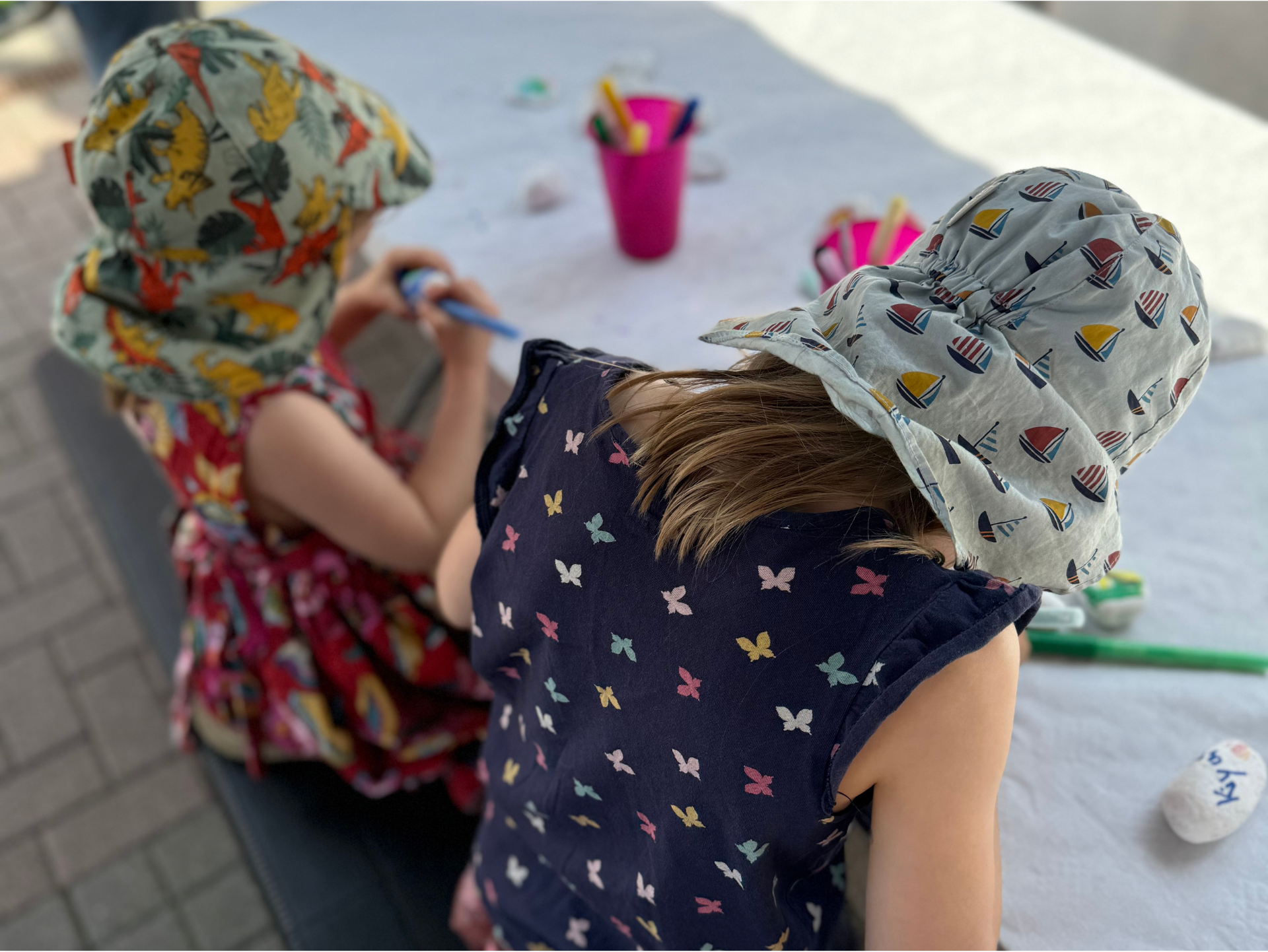 Zwei Kinder beim Gestalten