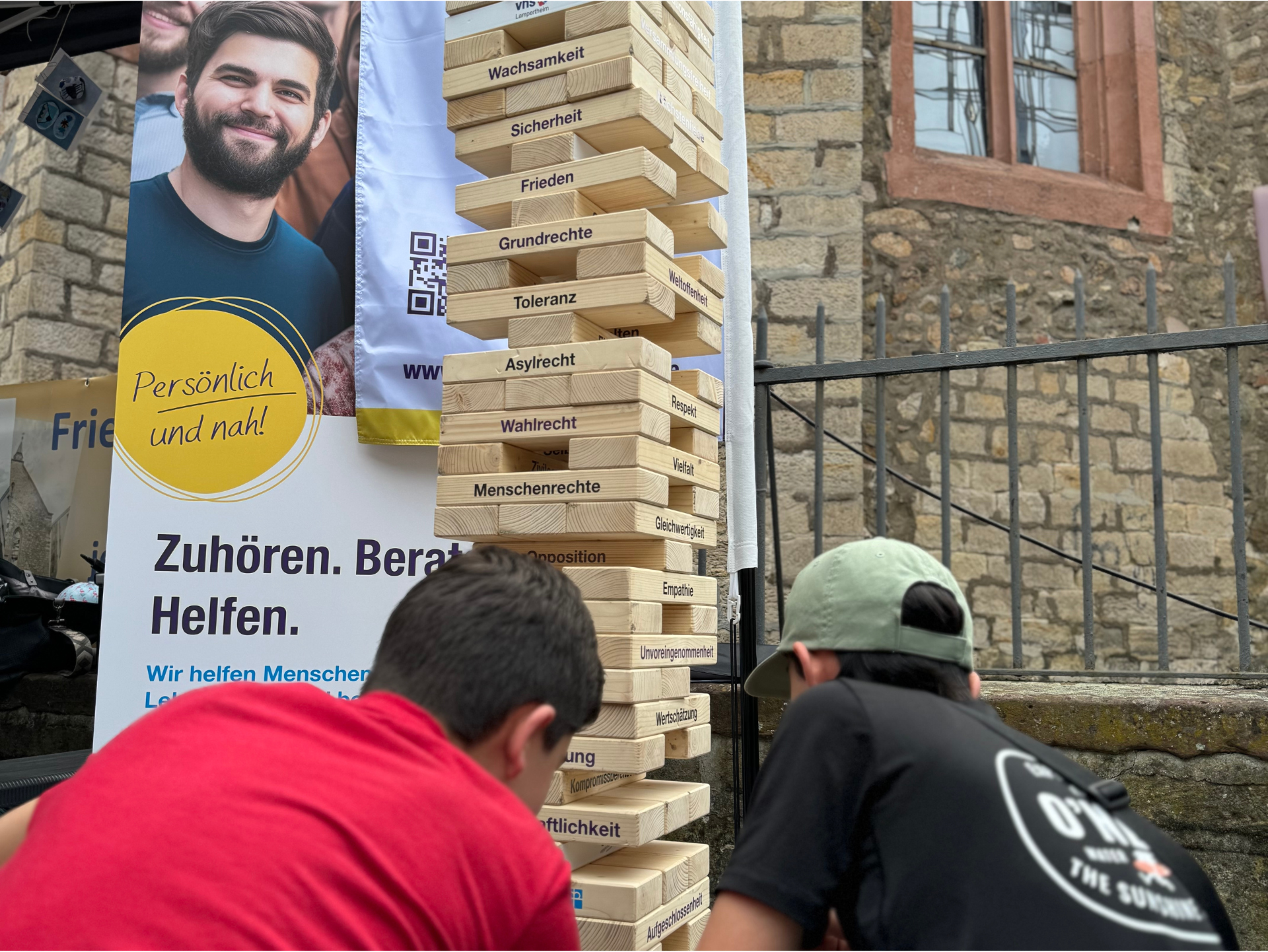 Zwei Jungen beim Jenga Turm bauen